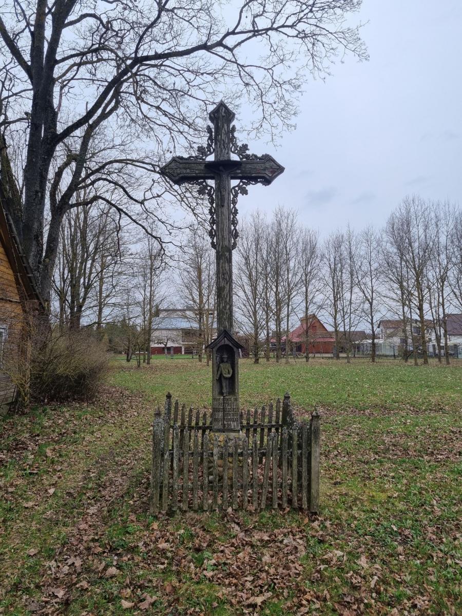 Kryžius profesoriaus agronomo Petro Vasinausko tėviškėje Ąžuolynės kaime, Pasvalio apylinkių seniūnijoje